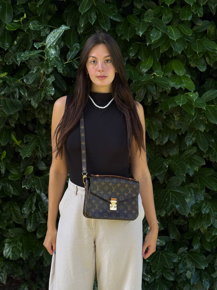 Louis Vuitton Metis Clutch