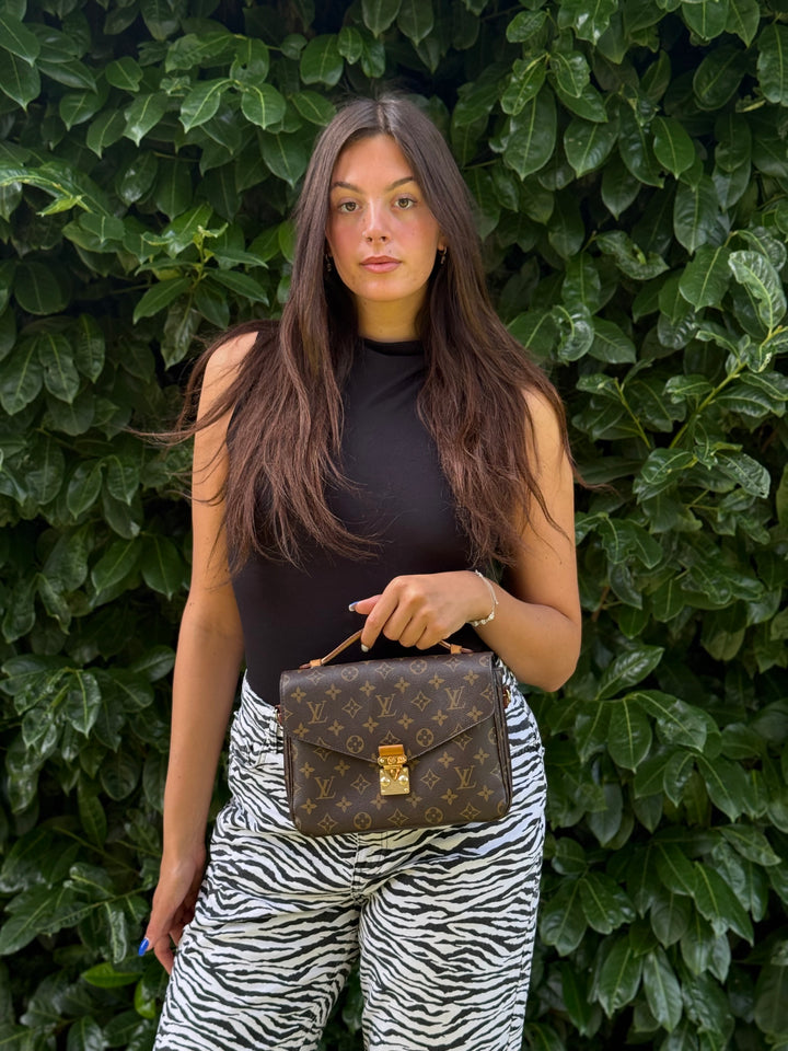 Louis Vuitton Metis Clutch
