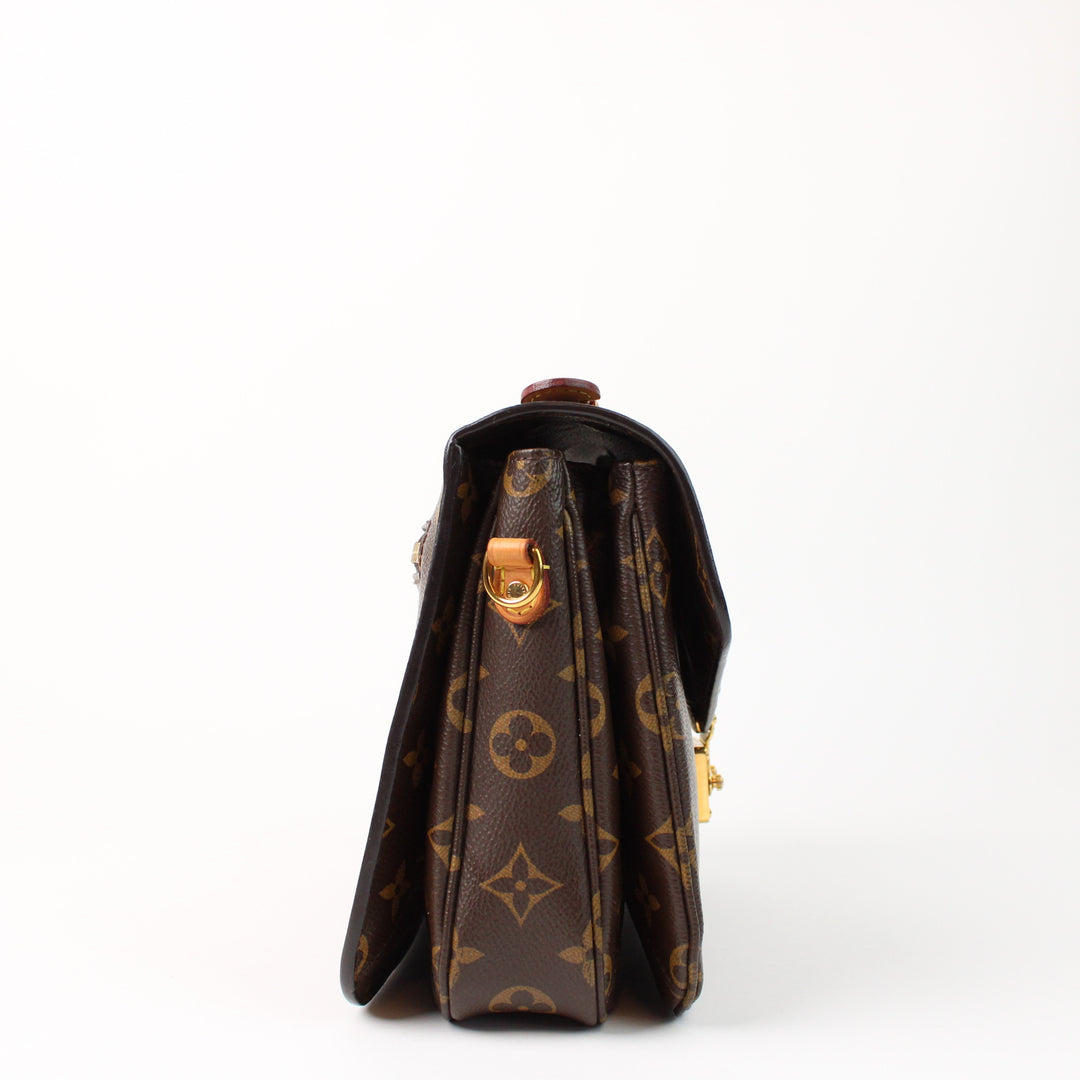 Louis Vuitton Metis Clutch