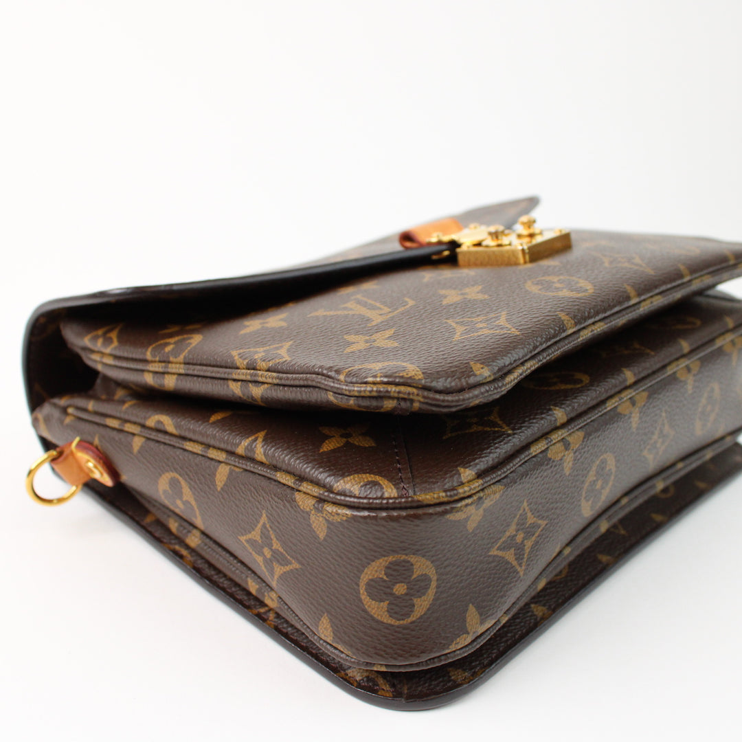 Louis Vuitton Metis Clutch