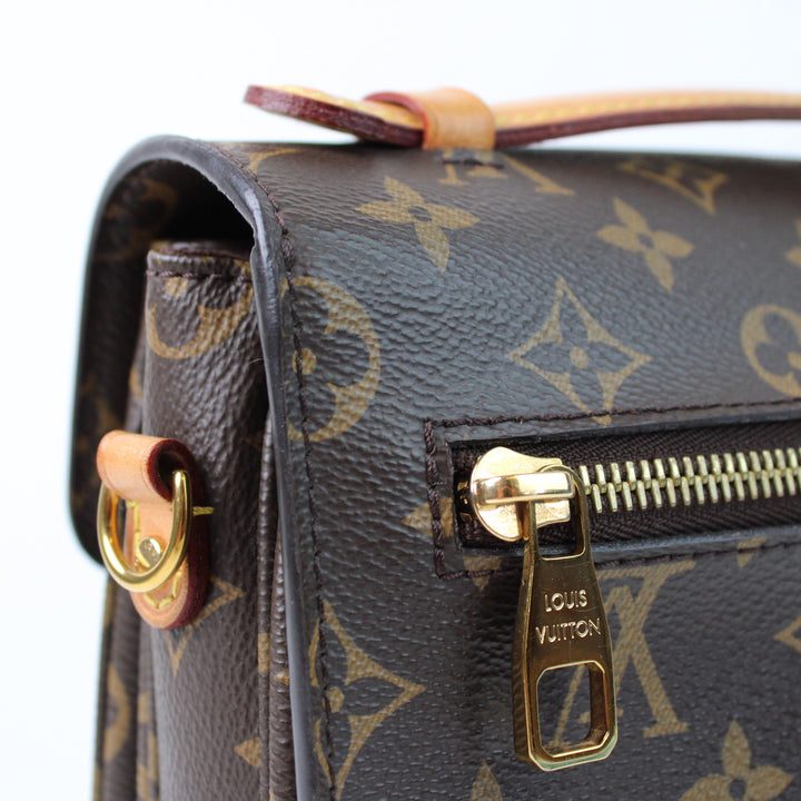 Louis Vuitton Metis Clutch