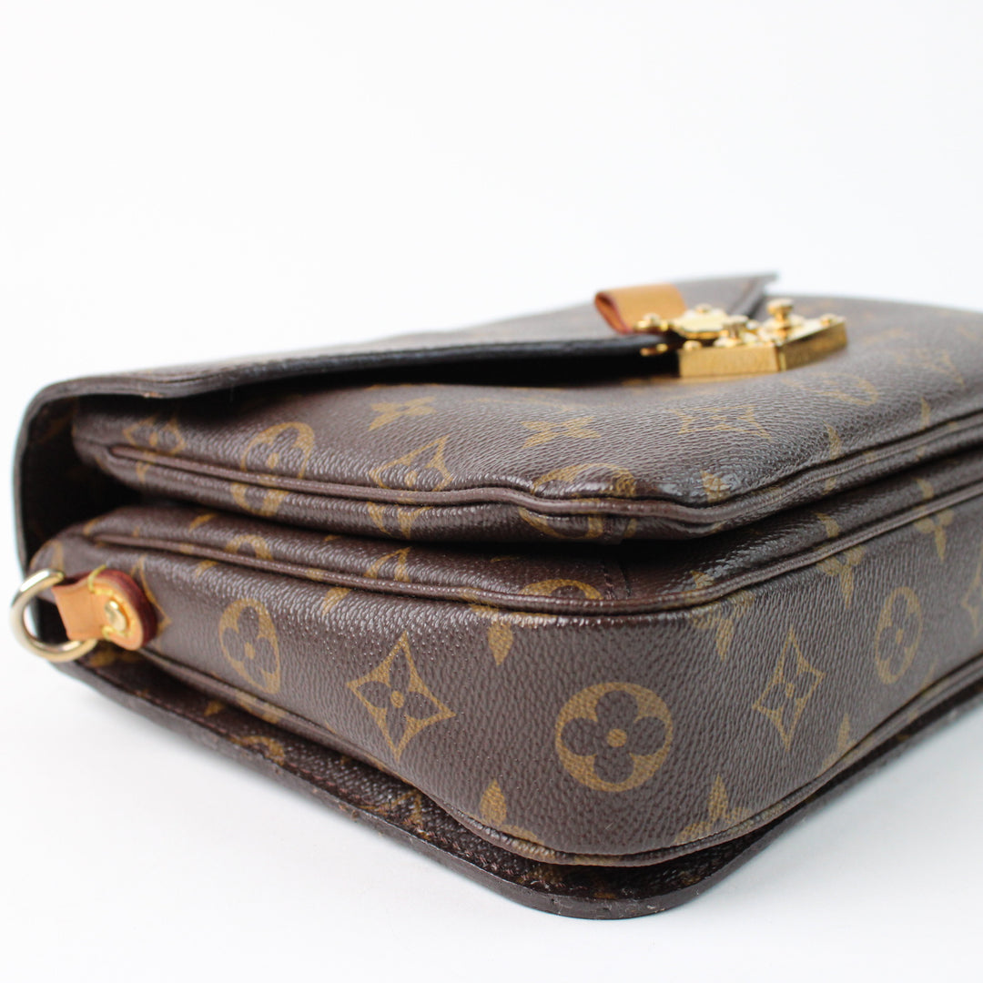 Louis Vuitton Metis Clutch