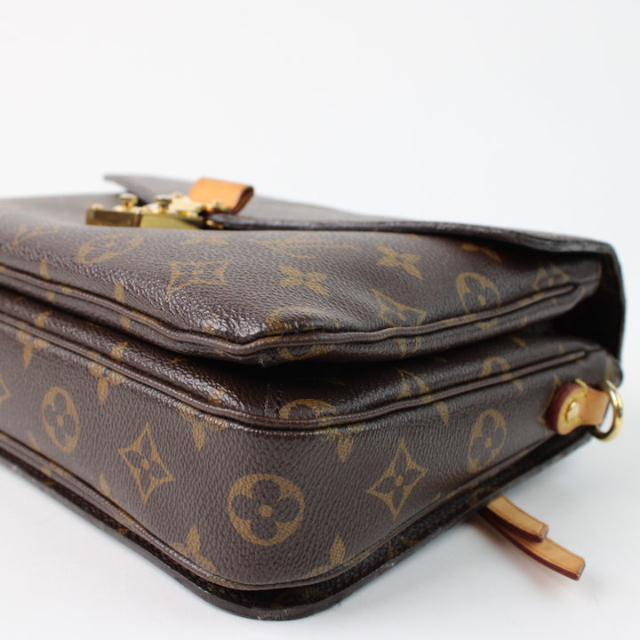 Louis Vuitton Metis Clutch