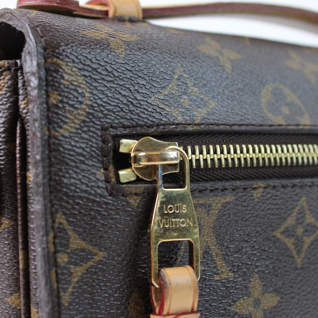 Louis Vuitton Metis Clutch