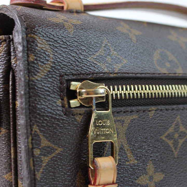 Louis Vuitton Metis Clutch
