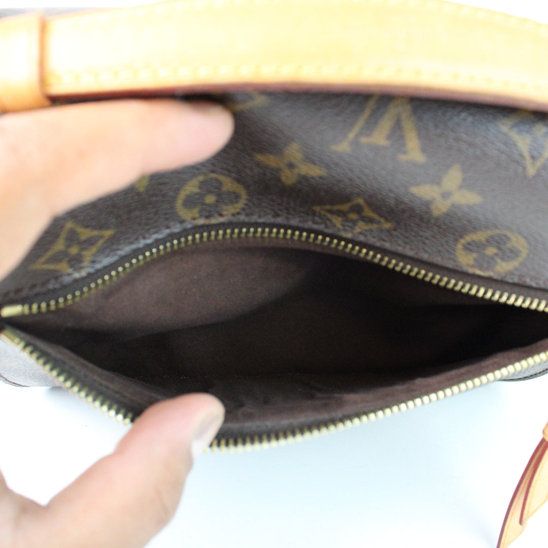 Louis Vuitton Metis Clutch