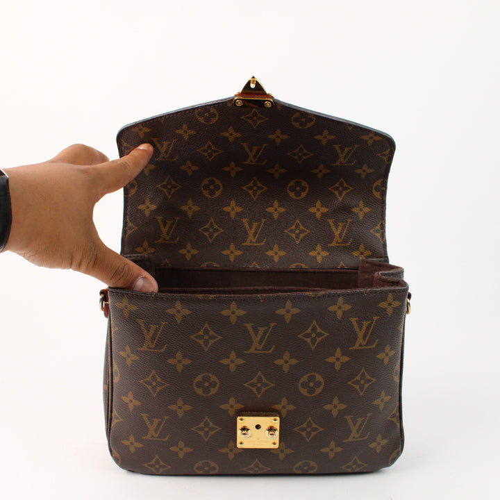 Louis Vuitton Metis Clutch