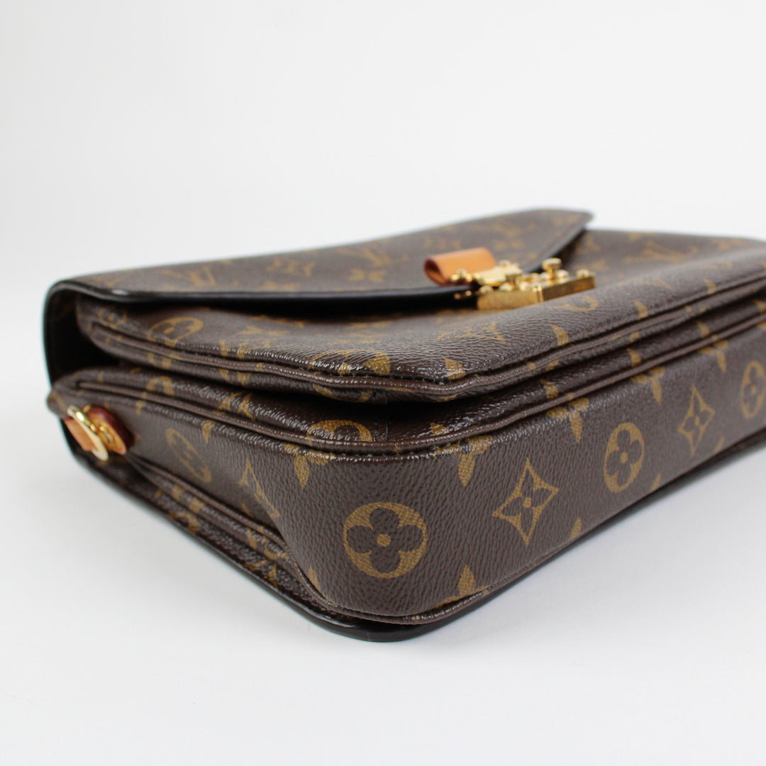Louis Vuitton Metis Clutch