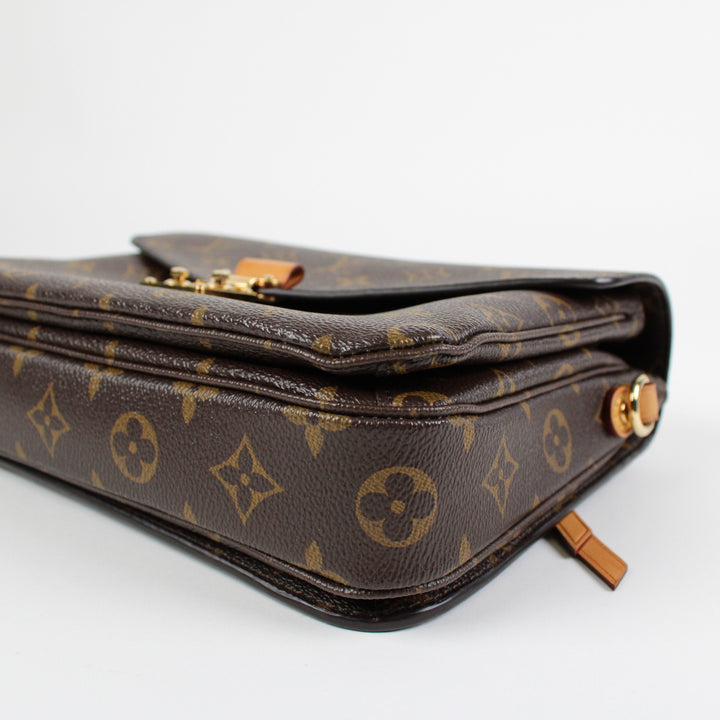 Louis Vuitton Metis Clutch