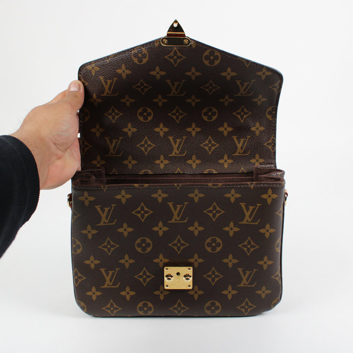 Louis Vuitton Metis Clutch